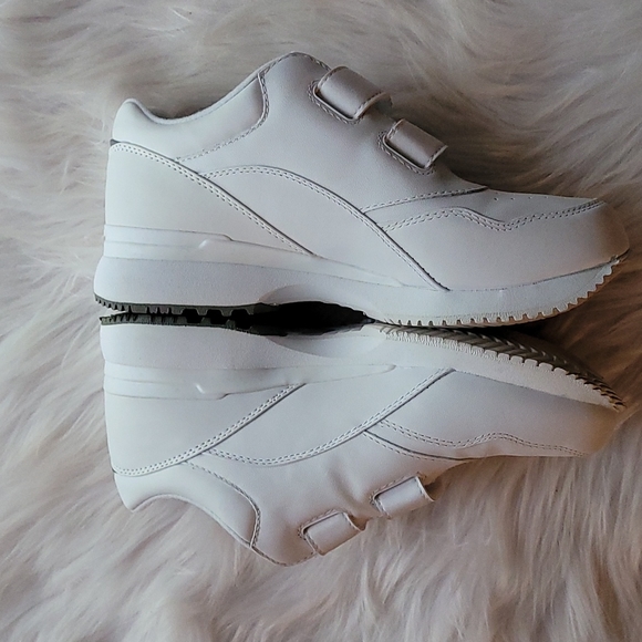 Propet tour walking  strap shoe in white. W3902. NWOT.  SIZE 6W - Picture 8 of 9